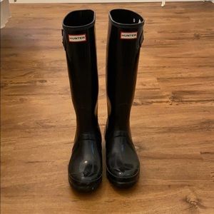 Women’s Hunter tall rain boots. Size 9.